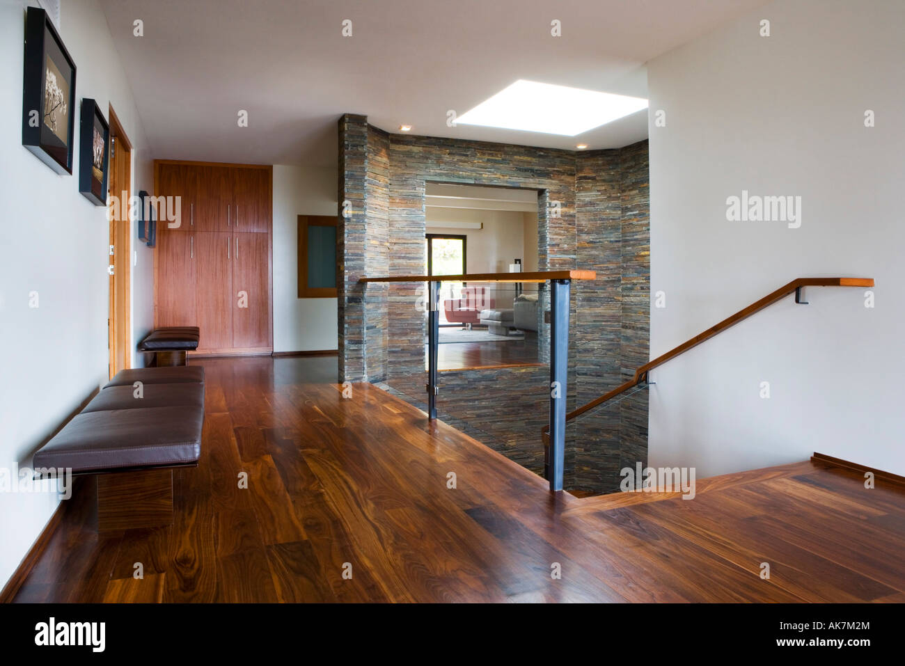 Casa moderna con pisos de madera Fotografía de stock - Alamy