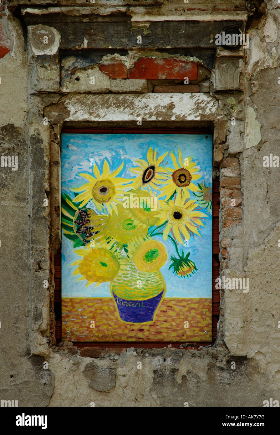 Los girasoles de Van Gogh en la pared, Bratislava, Eslovaquia Foto de stock