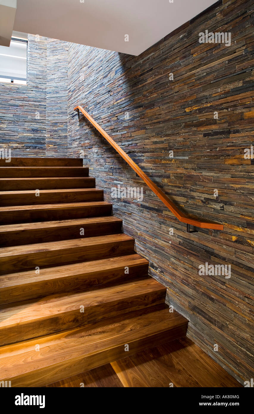 Escalera de madera con pared de mosaico de piedra Fotografía de stock -  Alamy