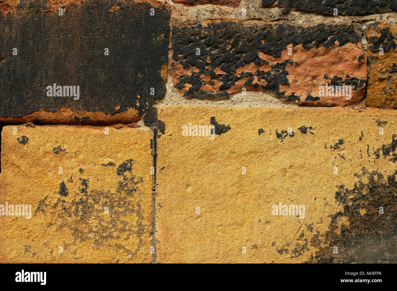 Detalle artístico y abstracto de la trama de fondo de pared de acero oxidado erosión pintura textura de piedra Foto de stock