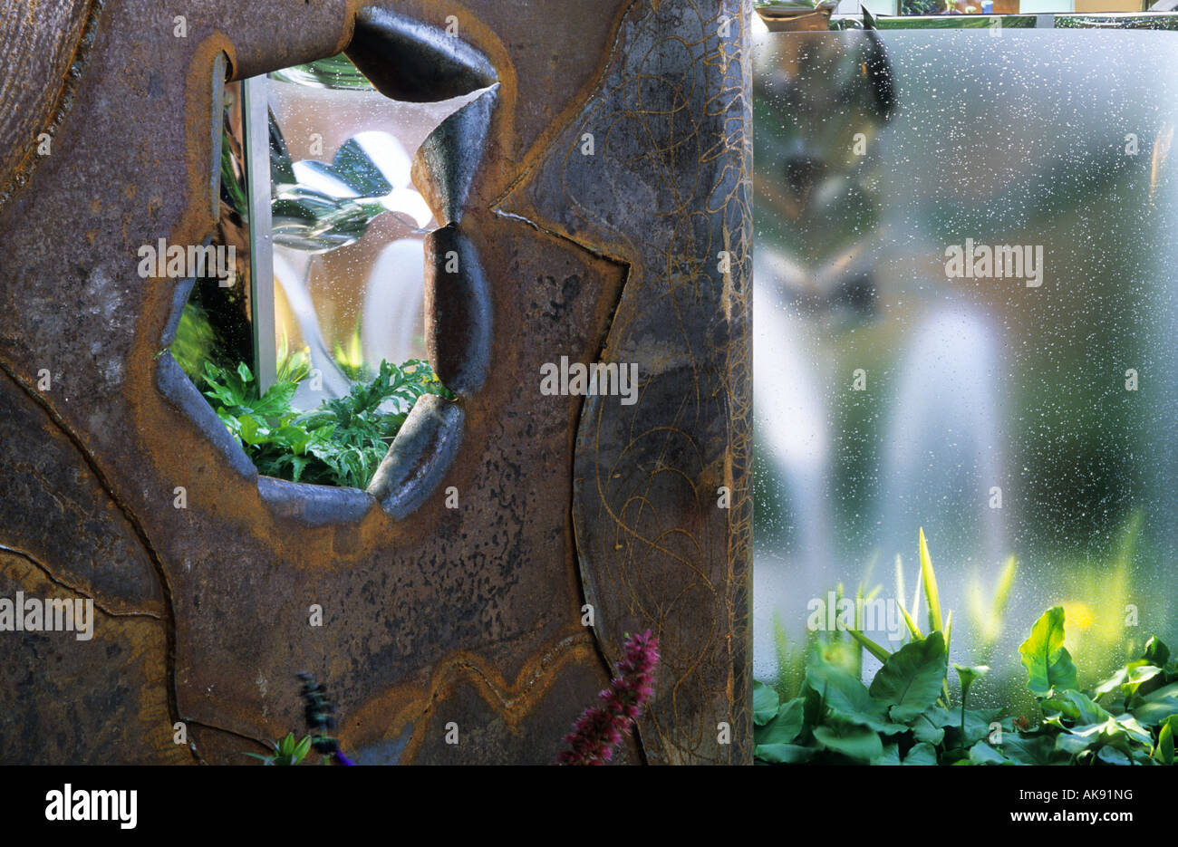 Chelsea 2002 Tamsin de diseño contemporáneo de perdiz con jardín escultórico de acero form Foto de stock