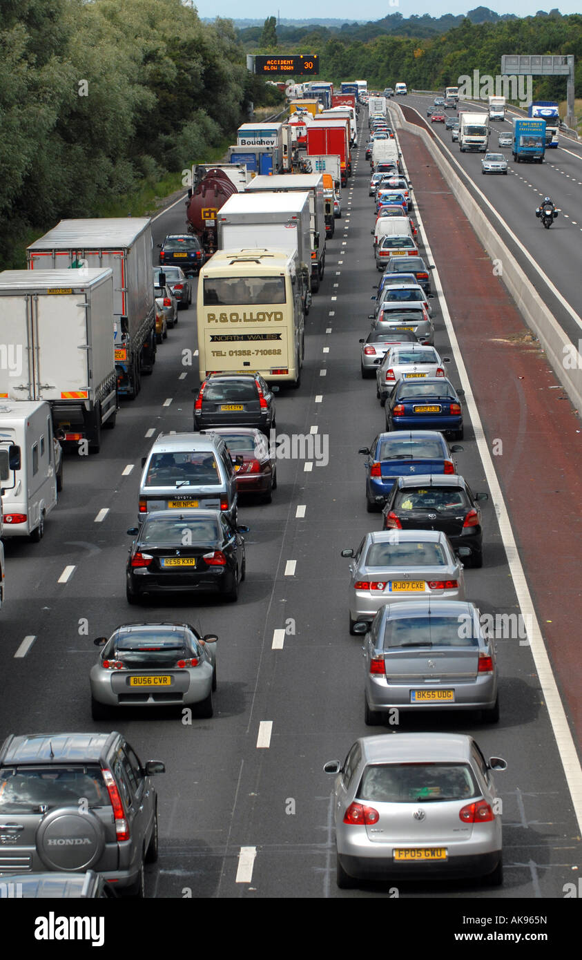 Colas de tráfico en la autopista M6 hacia el norte entre el cruce 12 y 13 en Staffordshire, Inglaterra.UK Foto de stock