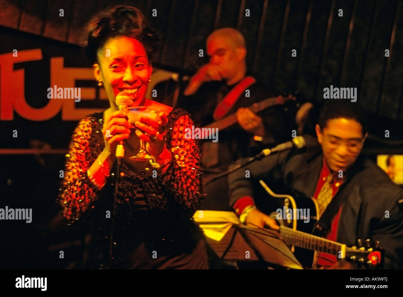 Cancionista entretiene a un famoso club de jazz El Gato tuerto en el Vedado  de La Habana Cuba Fotografía de stock - Alamy