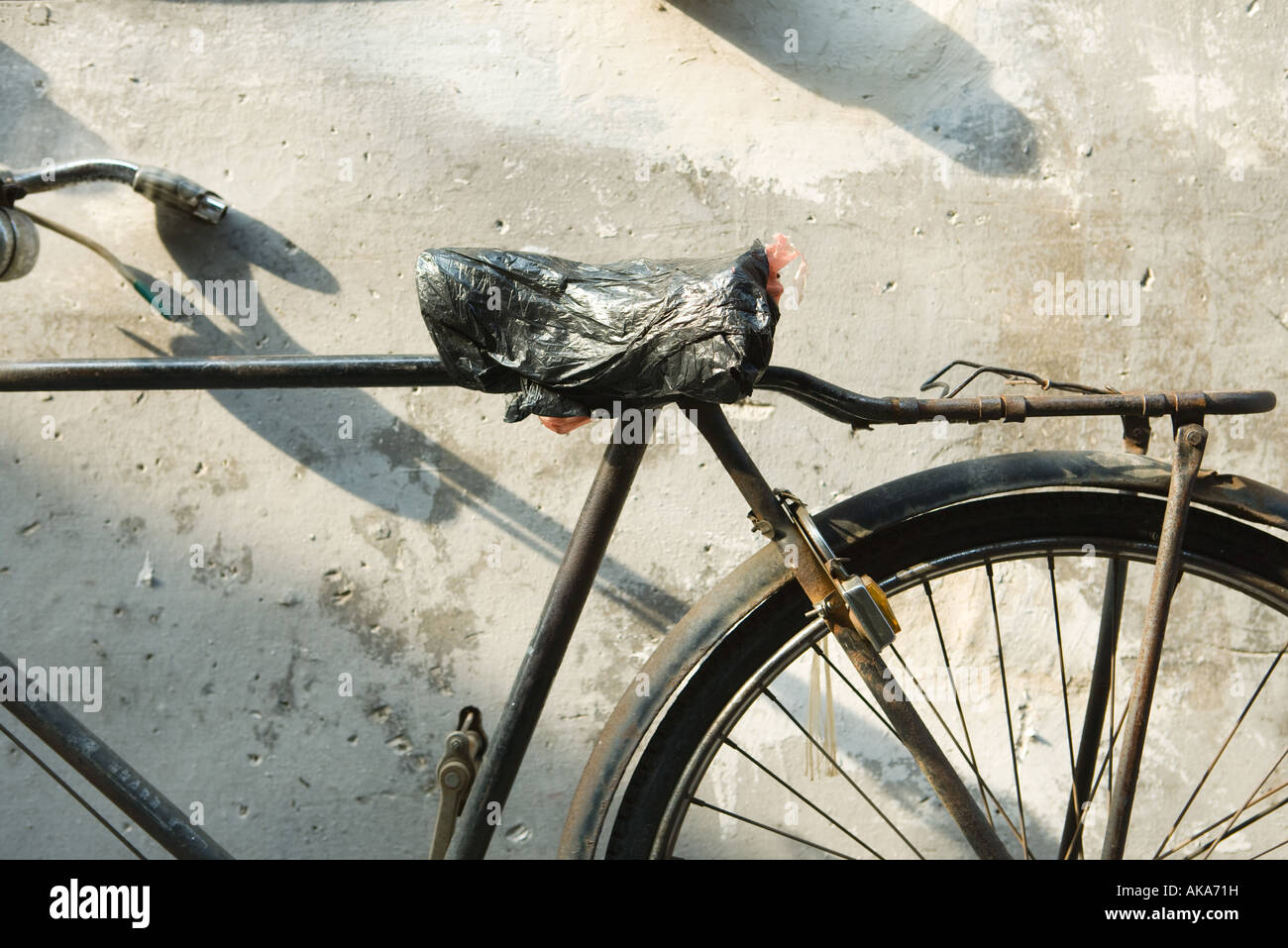 Bicicleta con una bolsa de plástico que cubre el asiento, vista recortada  Fotografía de stock - Alamy