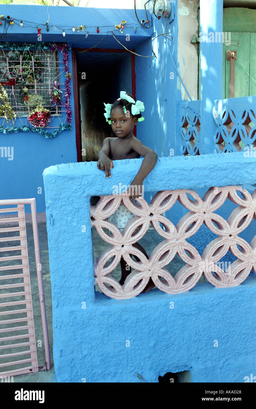 Niño en la veranda Haití Foto de stock