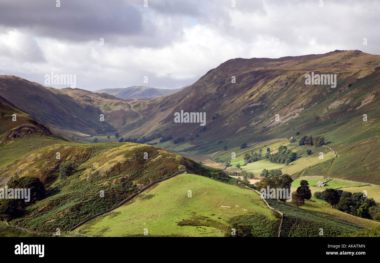 Vista desde Halin cayó junto al valle Boardale Mountain Lake District National Park Cumbria Foto de stock