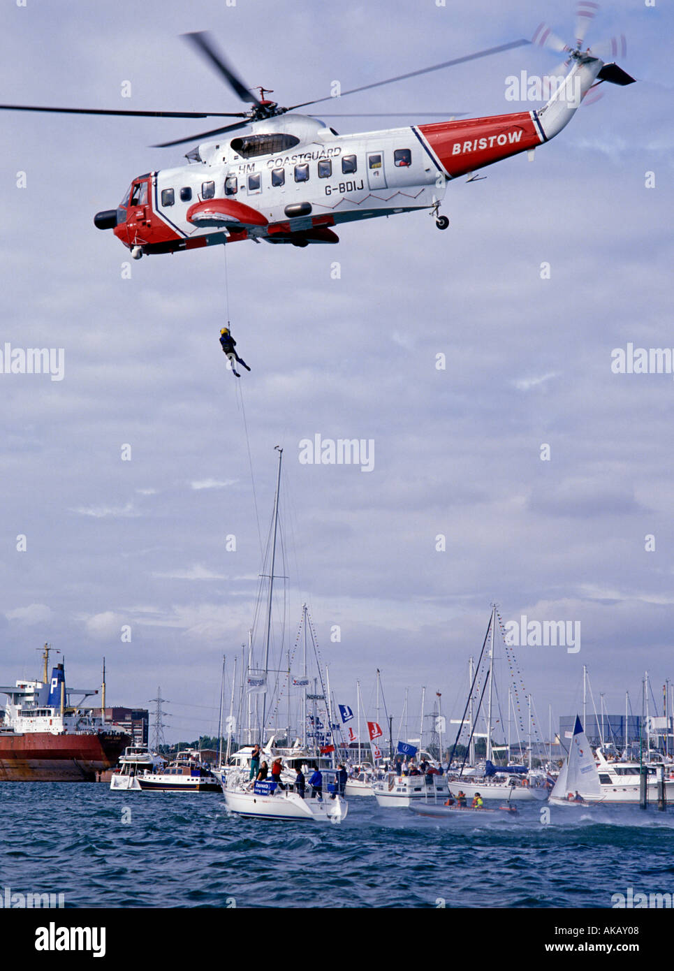 Helicóptero de rescate en el Mar de aire Bristows persona de elevación en el cable Foto de stock