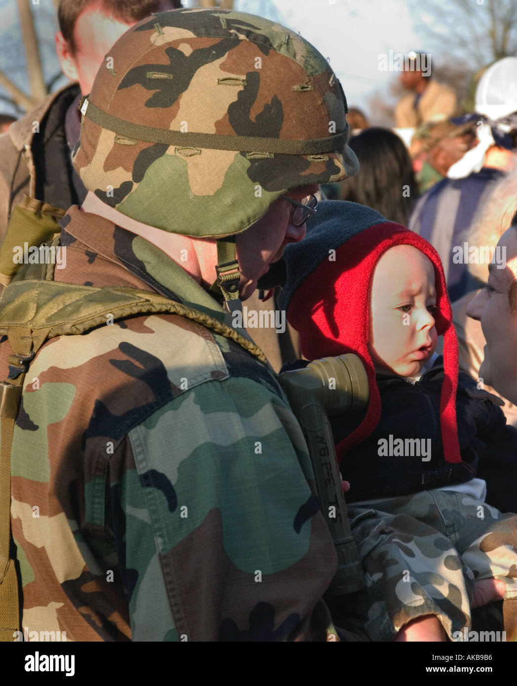 Soldado y bebé en capucha roja EE.UU Fotografía de stock - Alamy
