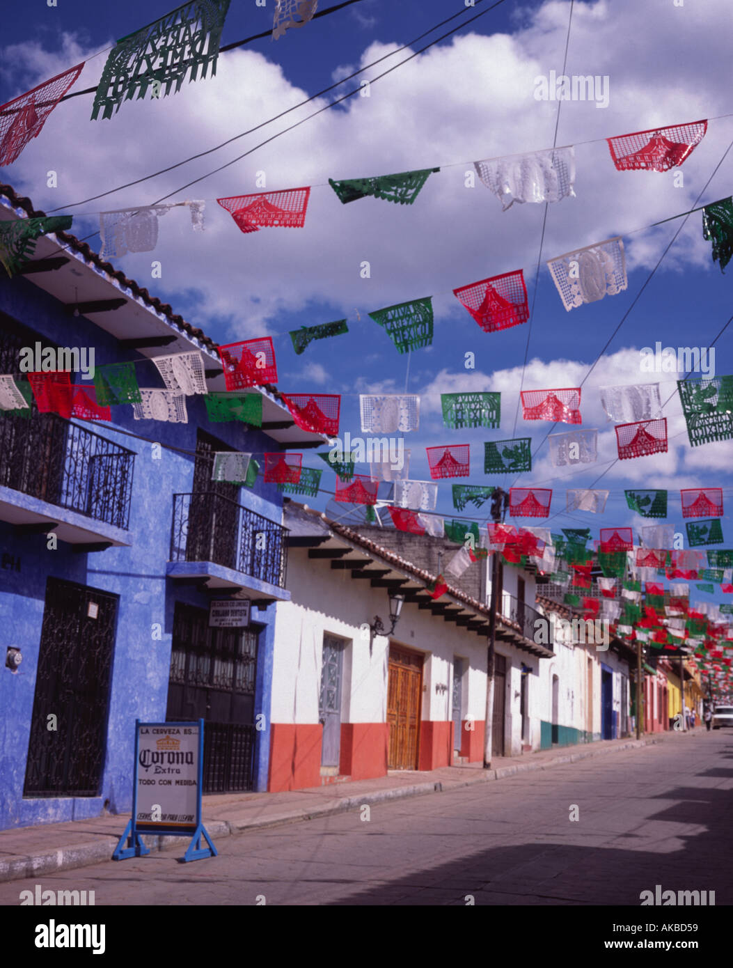 Calle decorada con banderas fotografías e imágenes de alta resolución -  Alamy