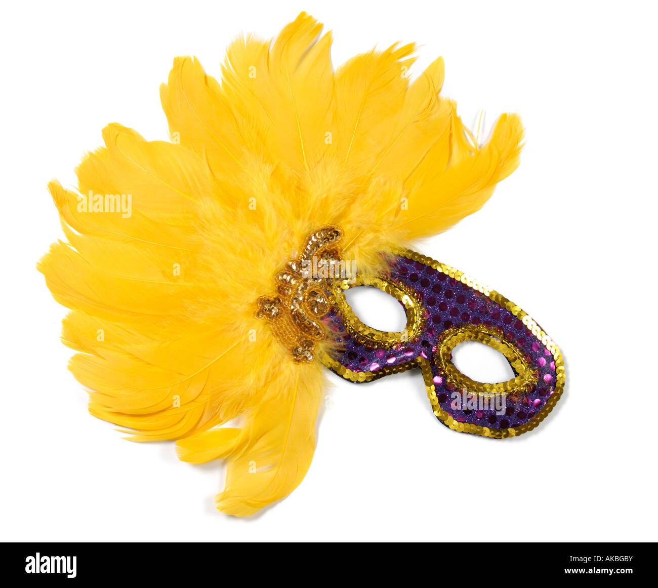 Púrpura de la máscara de carnaval decorado con plumas de pájaro amarillo Foto de stock