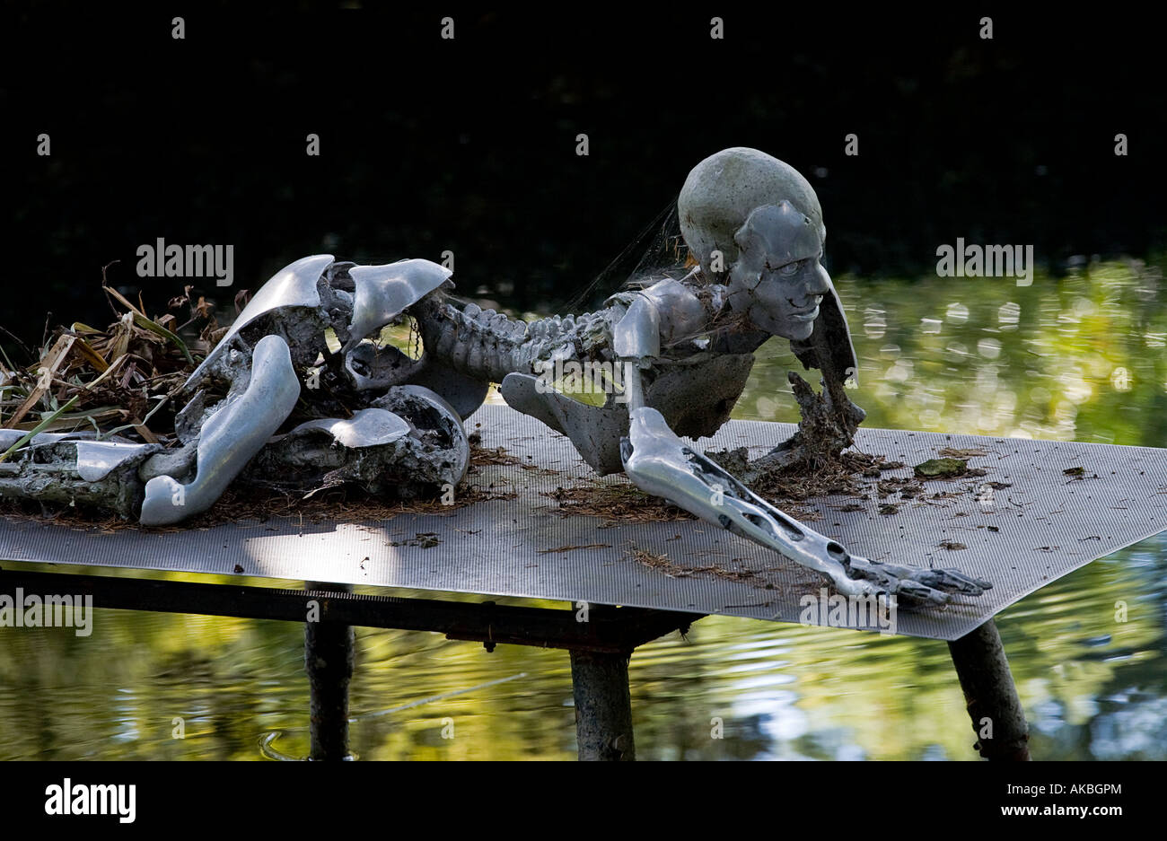 Escultura de descomposición lenta hombre en metal, en Burghley House, Lincolnshire, Reino Unido. Foto de stock