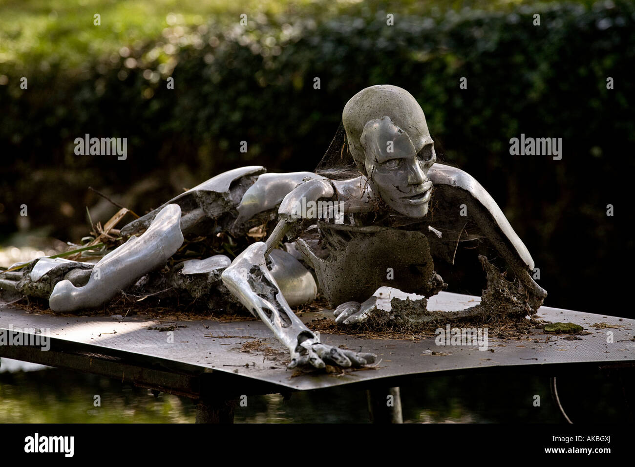 Escultura de descomposición lenta hombre en metal, en Burghley House, Lincolnshire, Reino Unido. Foto de stock
