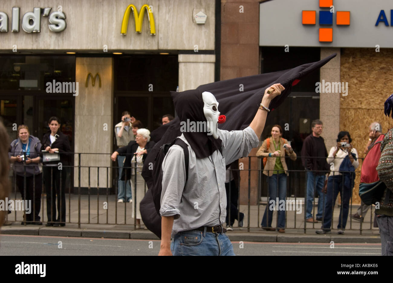 Manifestante contra el capitalismo en frente de Mcdonald's Foto de stock