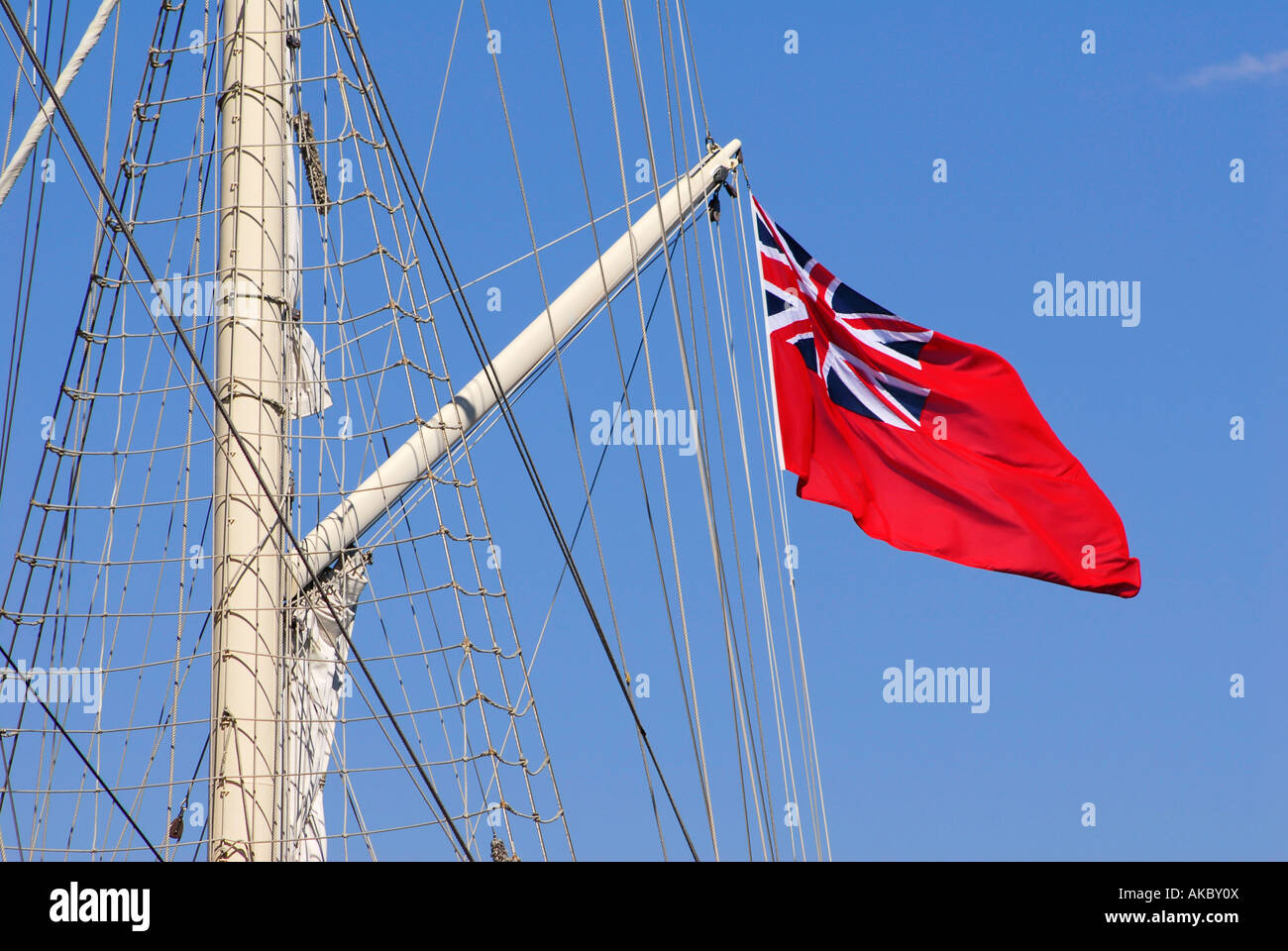 Red Ensign bandera naval en un mástil Tall Ship Foto de stock