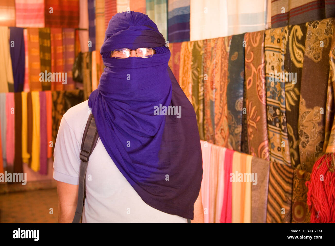 Turista vestida con un velo azul, Marrakech Marruecos Fotografía de stock -  Alamy