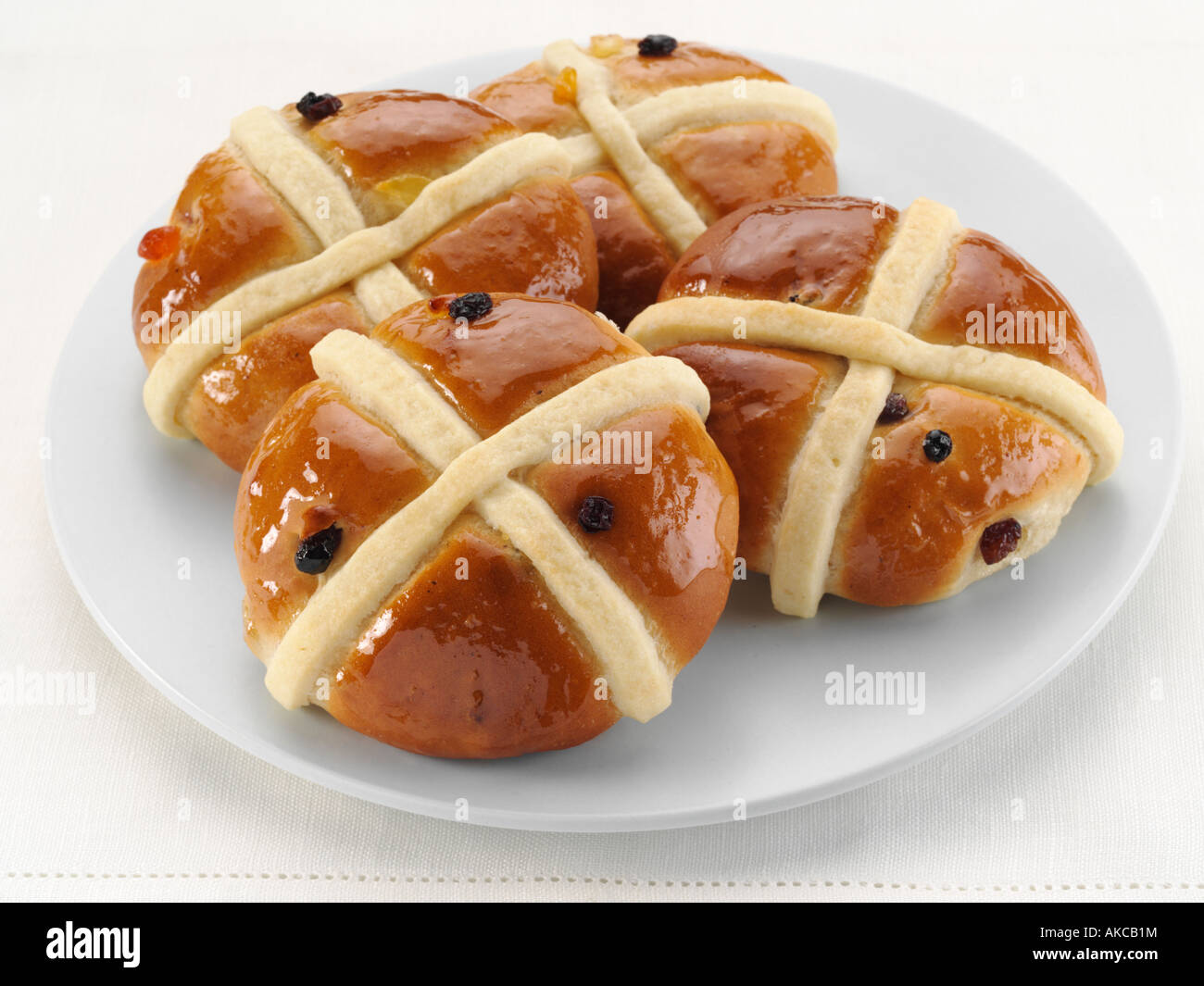 Hot Cross Buns Inglés tradicional sobre un fondo blanco alimentos editorial Foto de stock