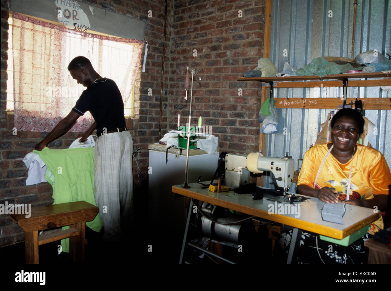 Un par trabajando dentro de su casa en Sudáfrica Foto de stock