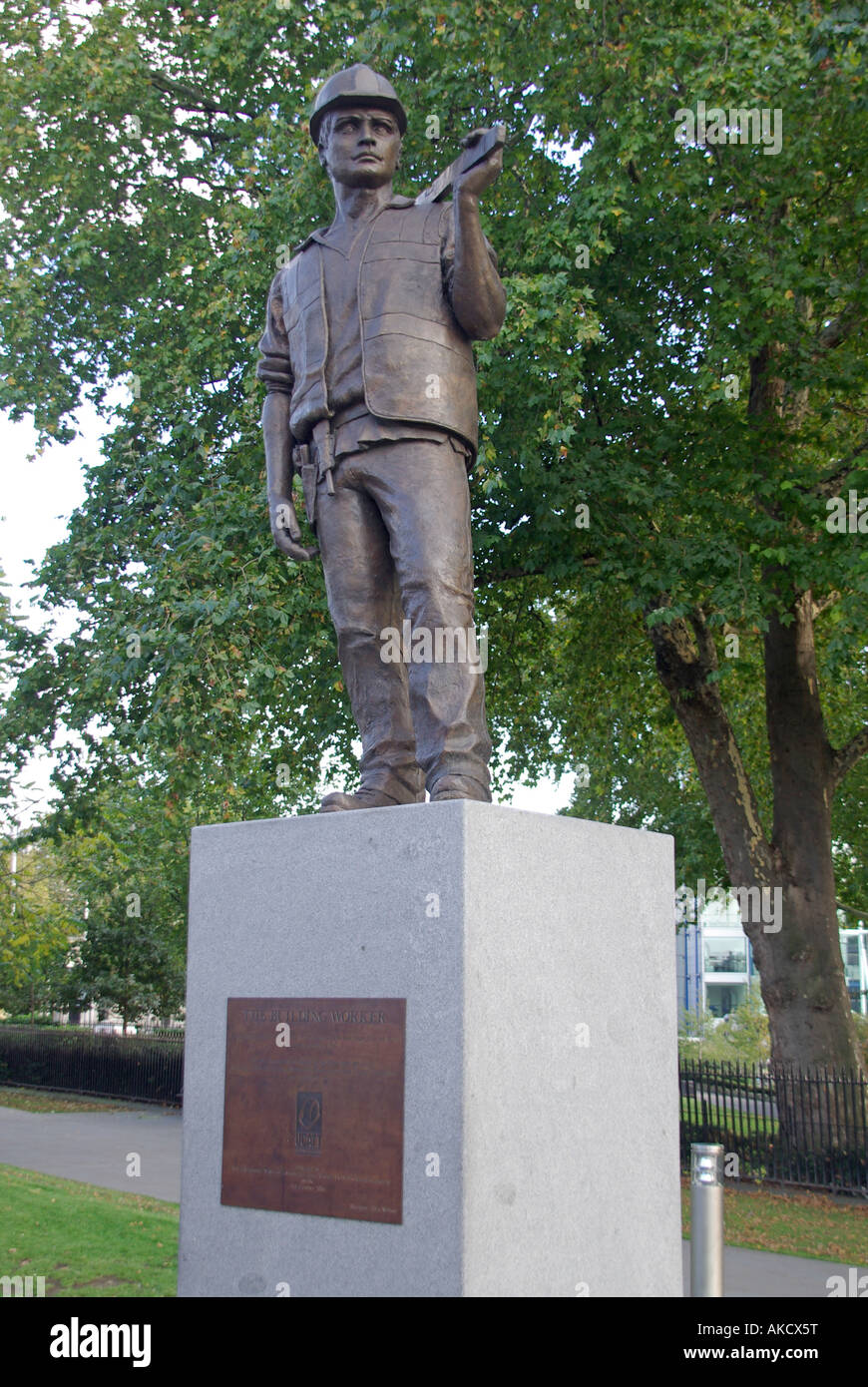 El edificio trabajador estatua conmemorando la vida de los trabajadores que han fallecido en los sitios de construcción de Tower Hill, Londres, Gran Bretaña la escultura por Alan Wilson Foto de stock