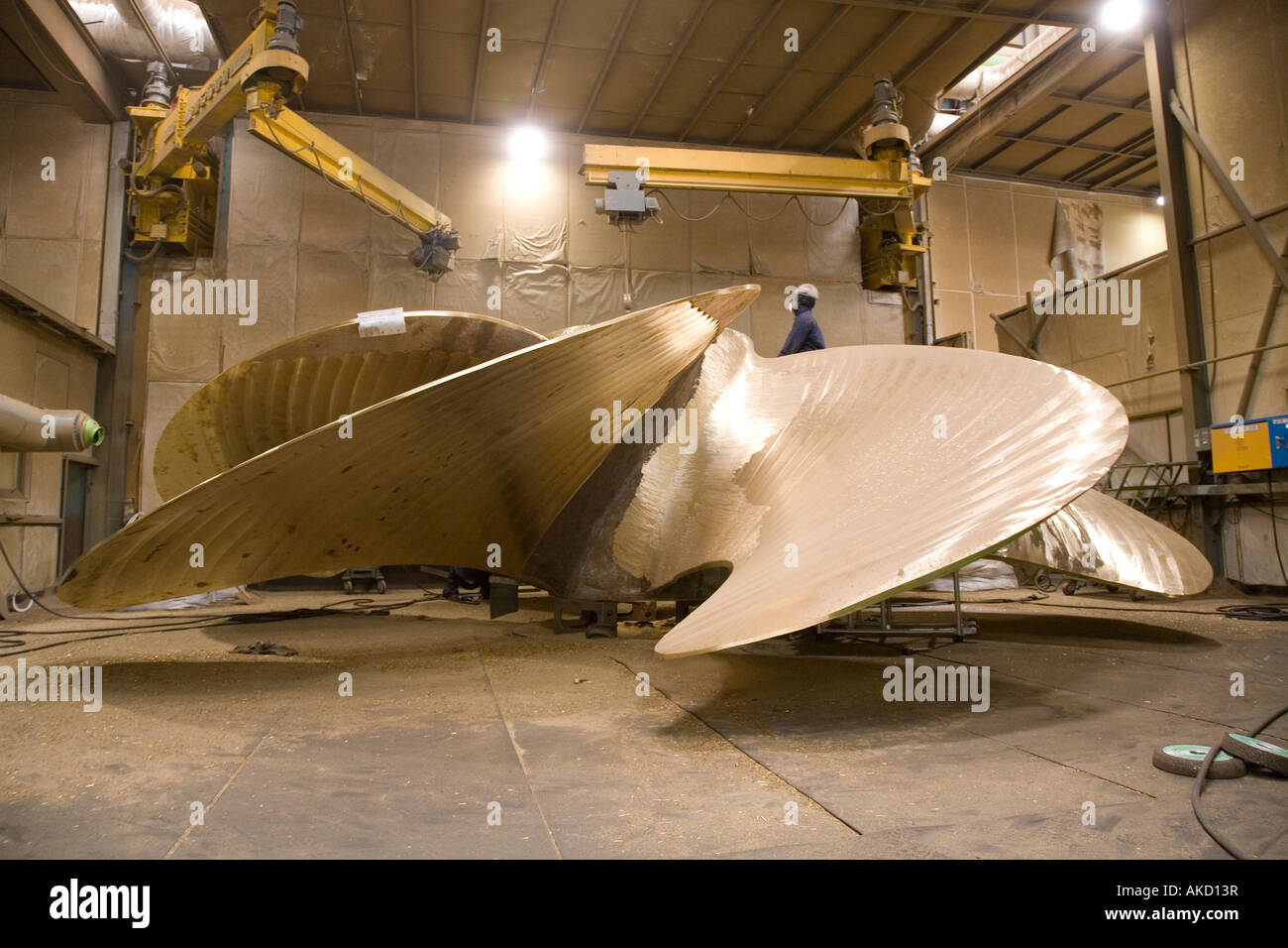 violación ironía Detener La hélice en la fábrica más grande del mundo, el astillero Hyundai Heavy  Industries Fotografía de stock - Alamy