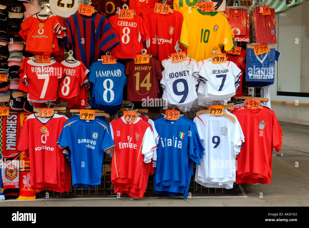 Puesto en el mercado con camisetas de fútbol en Oxford Street Londres Foto de stock