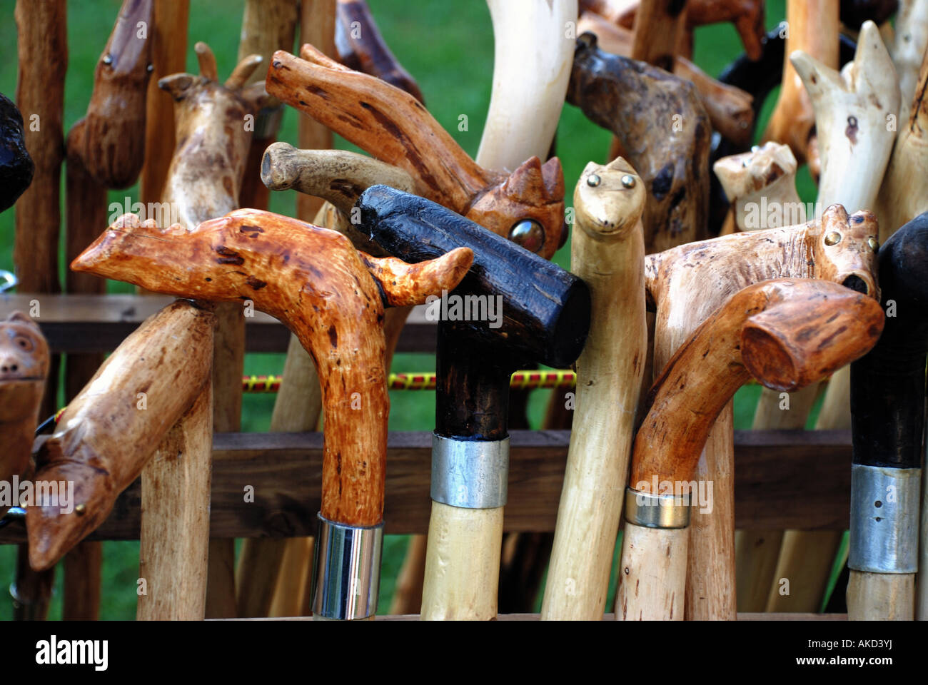 Una pantalla de madera artesanales bastones en una feria país Fotografía de  stock - Alamy
