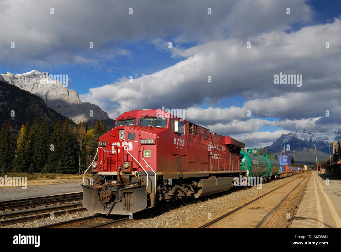 El tren se detuvo en la estación de Banff en las Montañas Rocosas Canadienses Parque Nacional Banff Alberta Canada Foto de stock