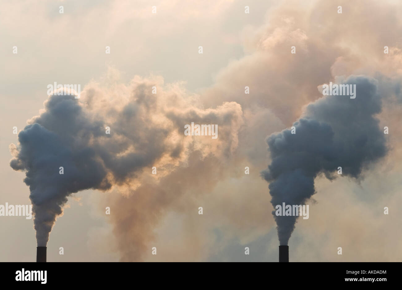 Chimeneas industriales contaminación de bombeo Foto de stock