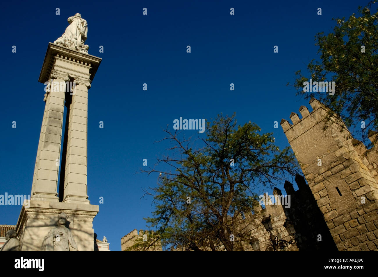 España andalucía Sevilla El Alcázar, las murallas y la columna en la Plaza del Triunfo Foto de stock