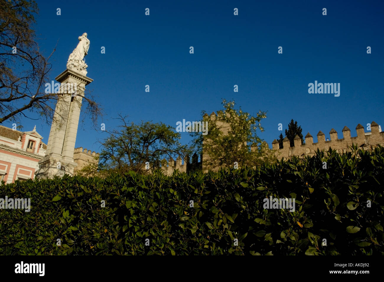 España andalucía Sevilla El Alcázar, las murallas y la columna en la Plaza del Triunfo Foto de stock