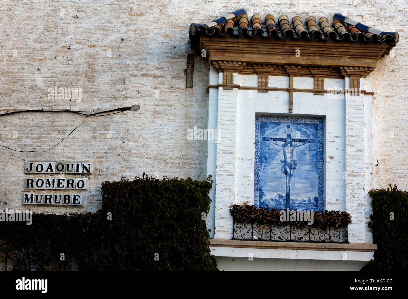 España andalucía Sevilla barrio santa cruz de Jesucristo en la cruz en una pared blanca en la plaza de Joaquín Romero Murube Foto de stock