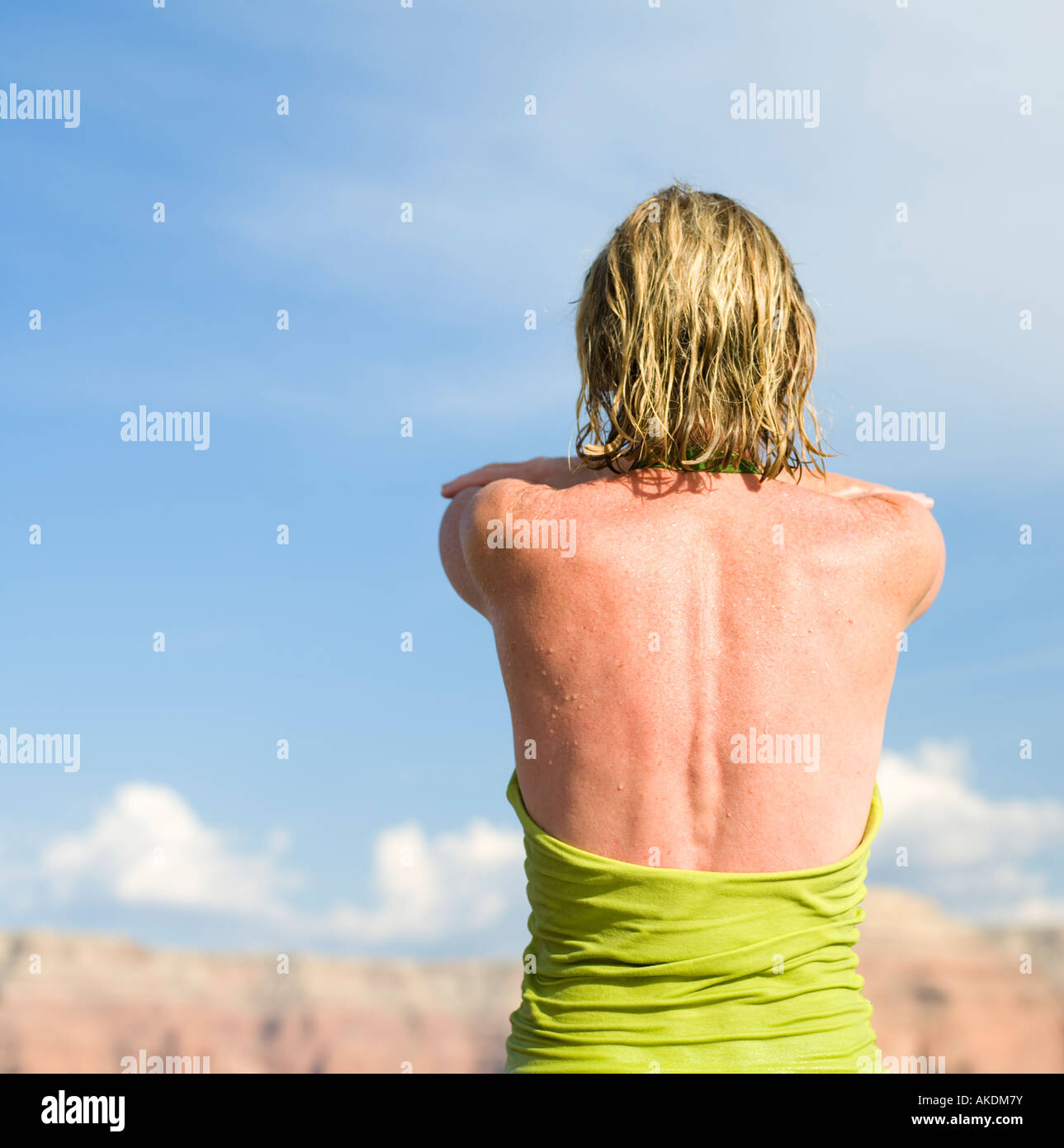 Espalda desnuda de adulto maduro mujer caucásica con los brazos cruzados y  el cabello mojado después de nadar Fotografía de stock - Alamy
