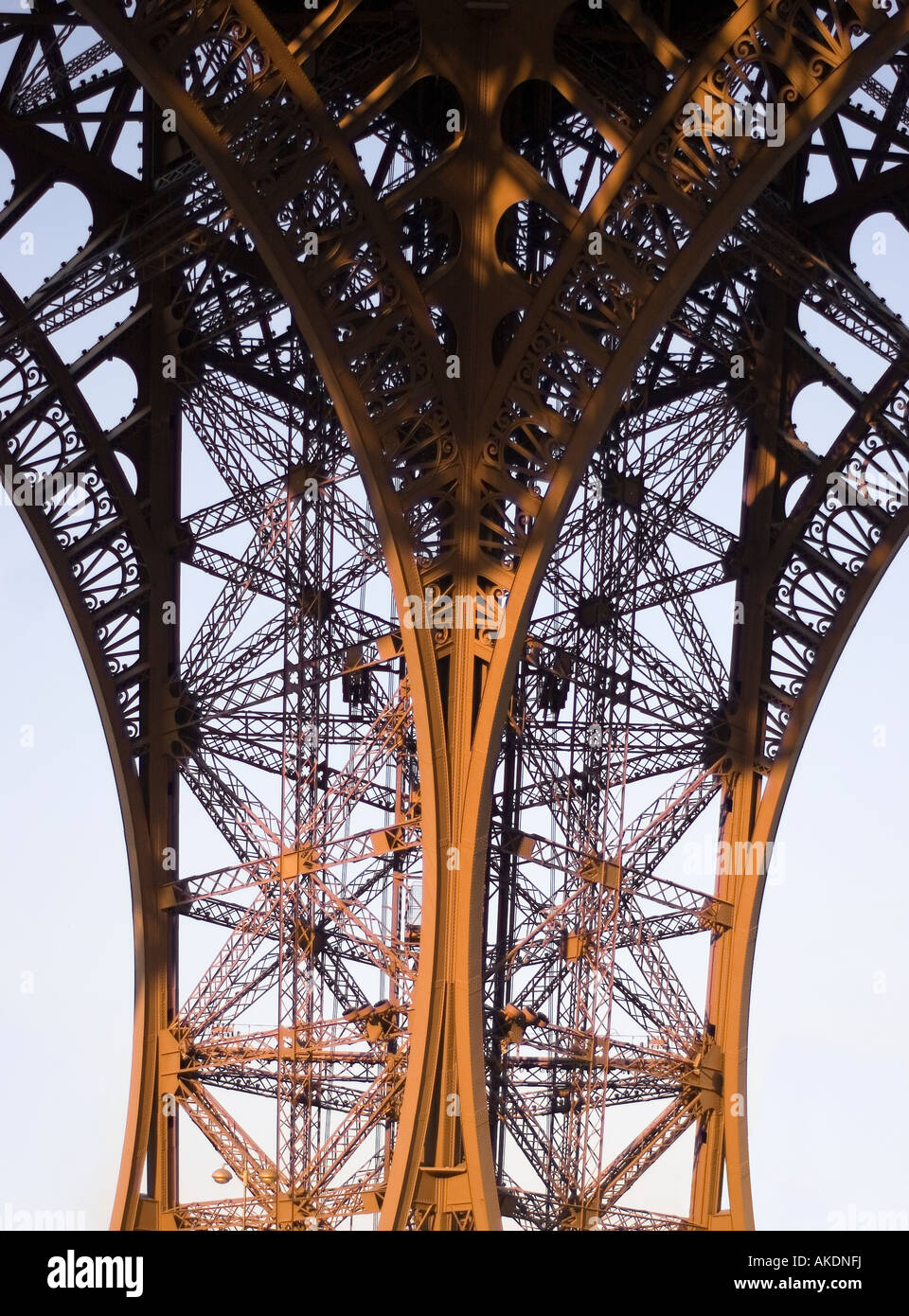 Detalle de una pata de la Torre Eiffel, en París, Francia Foto de stock