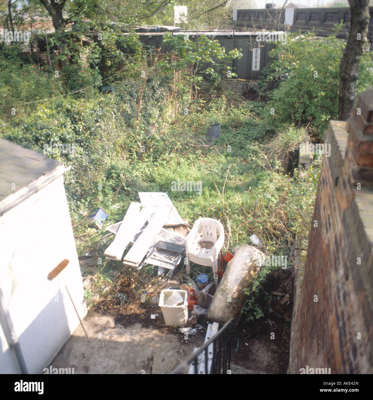 Pequeño jardín trasero lío basura antes de East London secuencia desordenados. Foto de stock
