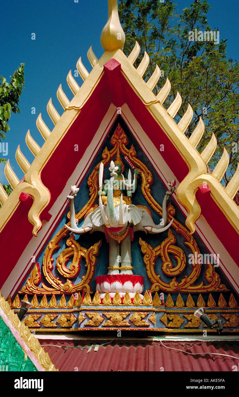 Imagen de un elefante de tres cabezas sobre una pared de un edificio del templo en el Gran Buda, en el norte de Koh Samui, Tailandia Foto de stock