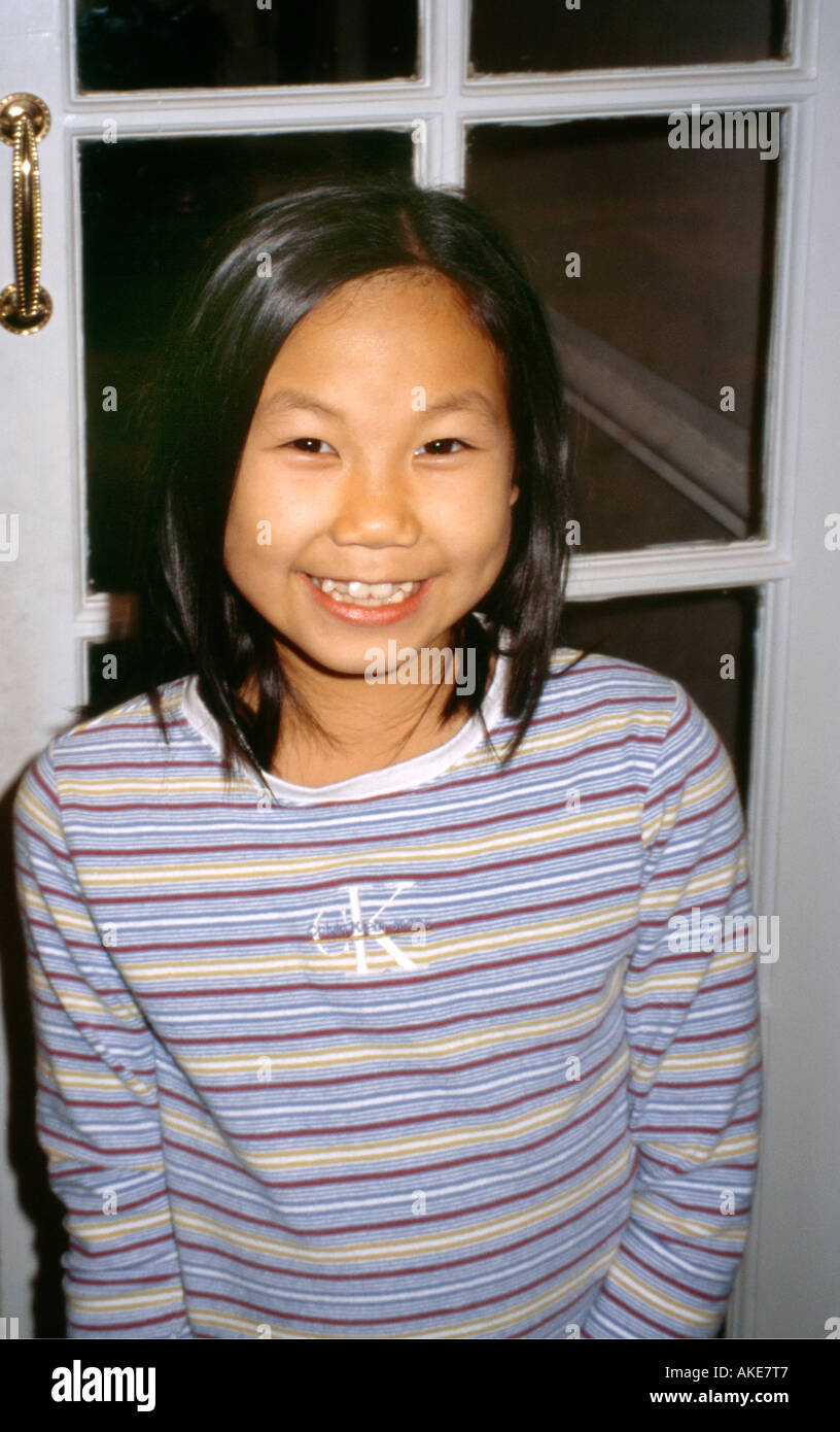 9 Años niña vietnamita vistiendo ropa de diseñador Calvin Klein Top  Fotografía de stock - Alamy