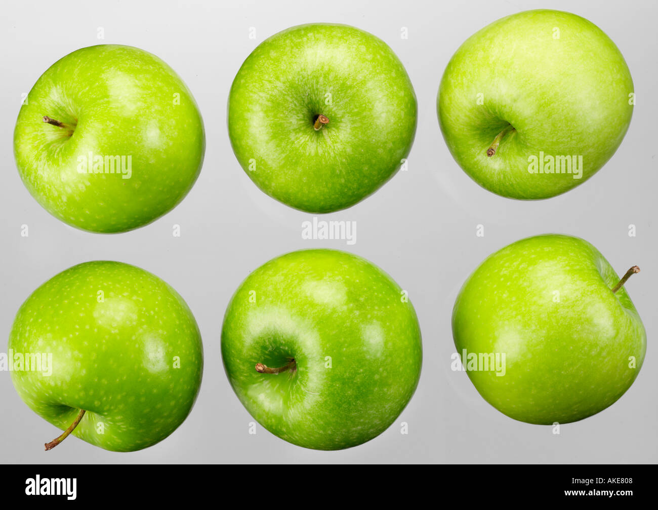 Seis manzanas verdes Foto de stock