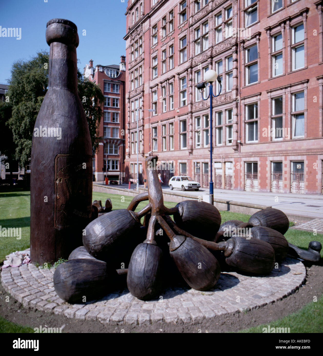 Un monumento a 'Vimto' (Kerry Morrison, 1992), en Granby Row, el centro de Manchester, Inglaterra, Reino Unido. Fotografía tomada el 1 de septiembre de 1999. Foto de stock