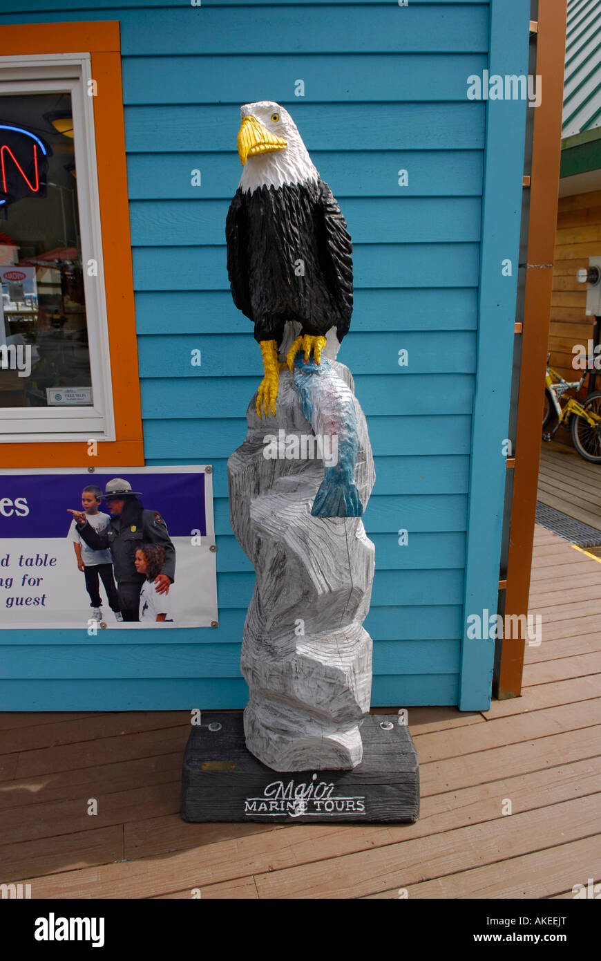 El águila calva estatua fuera de tienda en Seward Alaska AK U S Estados  Unidos Península Kenai Resurrección Bay Fotografía de stock - Alamy