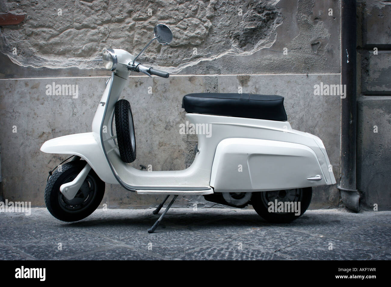 Un clásico Scooter Lambretta en Italia Fotografía de stock - Alamy