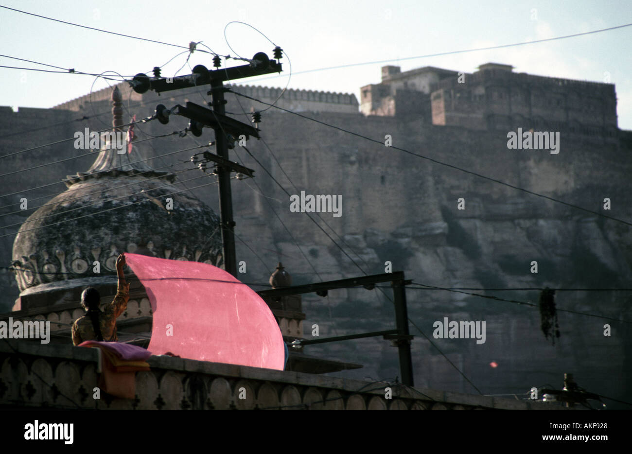 Mujer de colgar tela de seda para secar Jodhpur Rajastán India Foto de stock