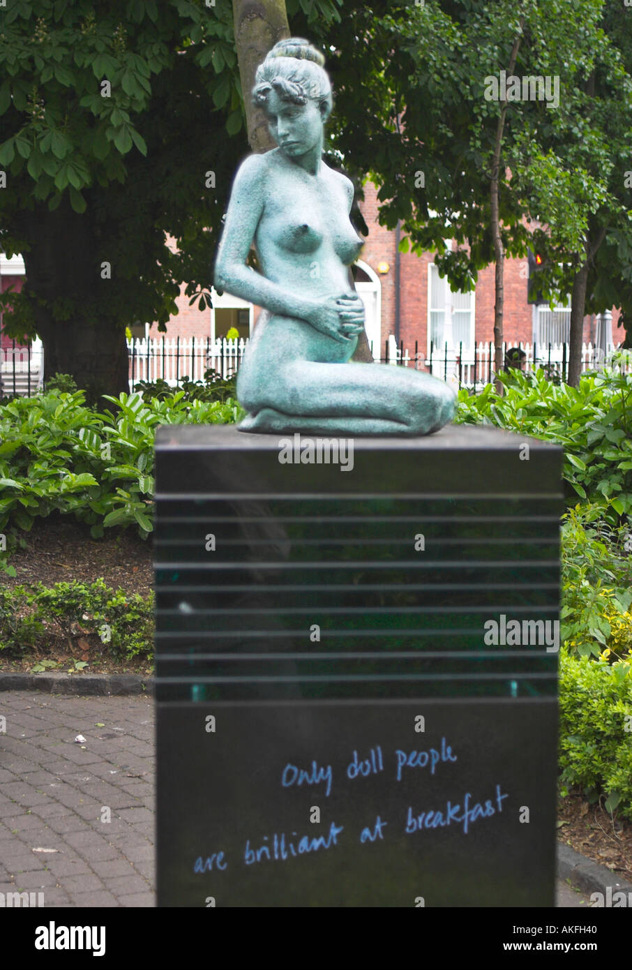 Sulpture de una mujer desnuda en pedistal delante de la estatua de Oscar Wilde en Arzobispo Ryan Park Merrion Square Dublin Foto de stock