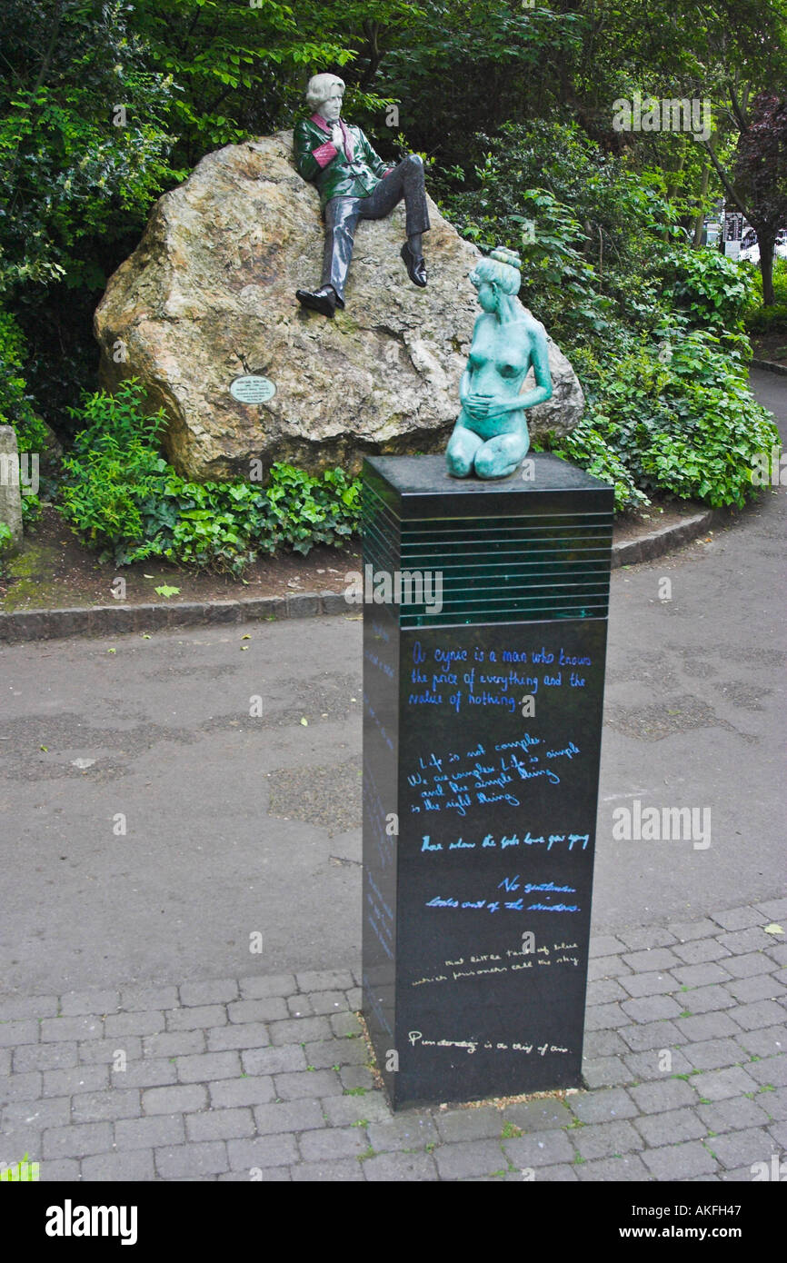 Sulpture de una mujer desnuda en pedistal delante de la estatua de Oscar Wilde en Arzobispo Ryan Park Merrion Square Dublin Foto de stock