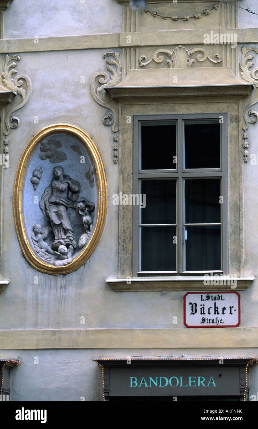 Österreich, Wien, Bäckerstrasse Fenster, mit Madonna Foto de stock