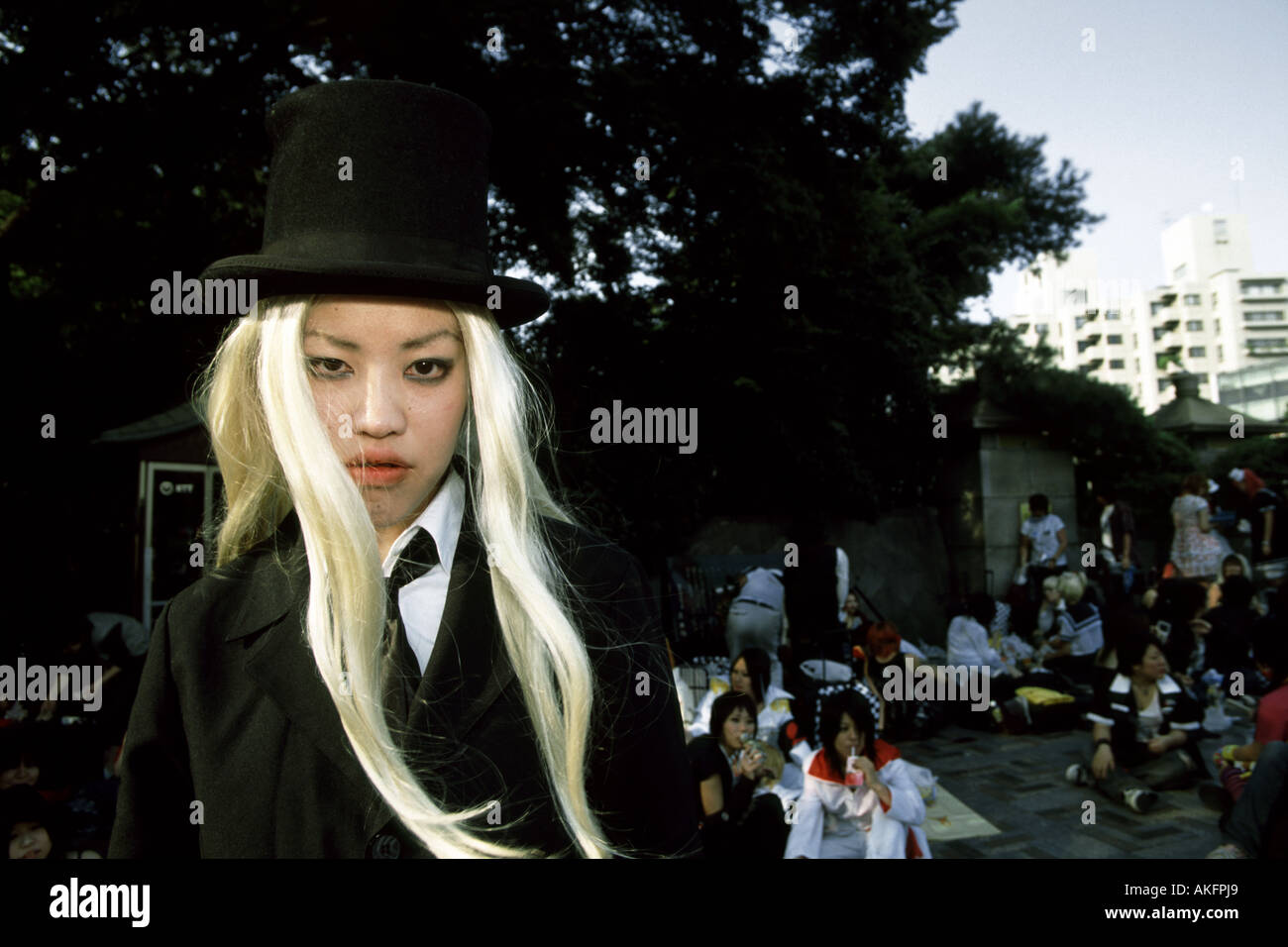 Una rubia Harajuku cosplay chica en un sombrero superior Tokio, Japón Foto de stock