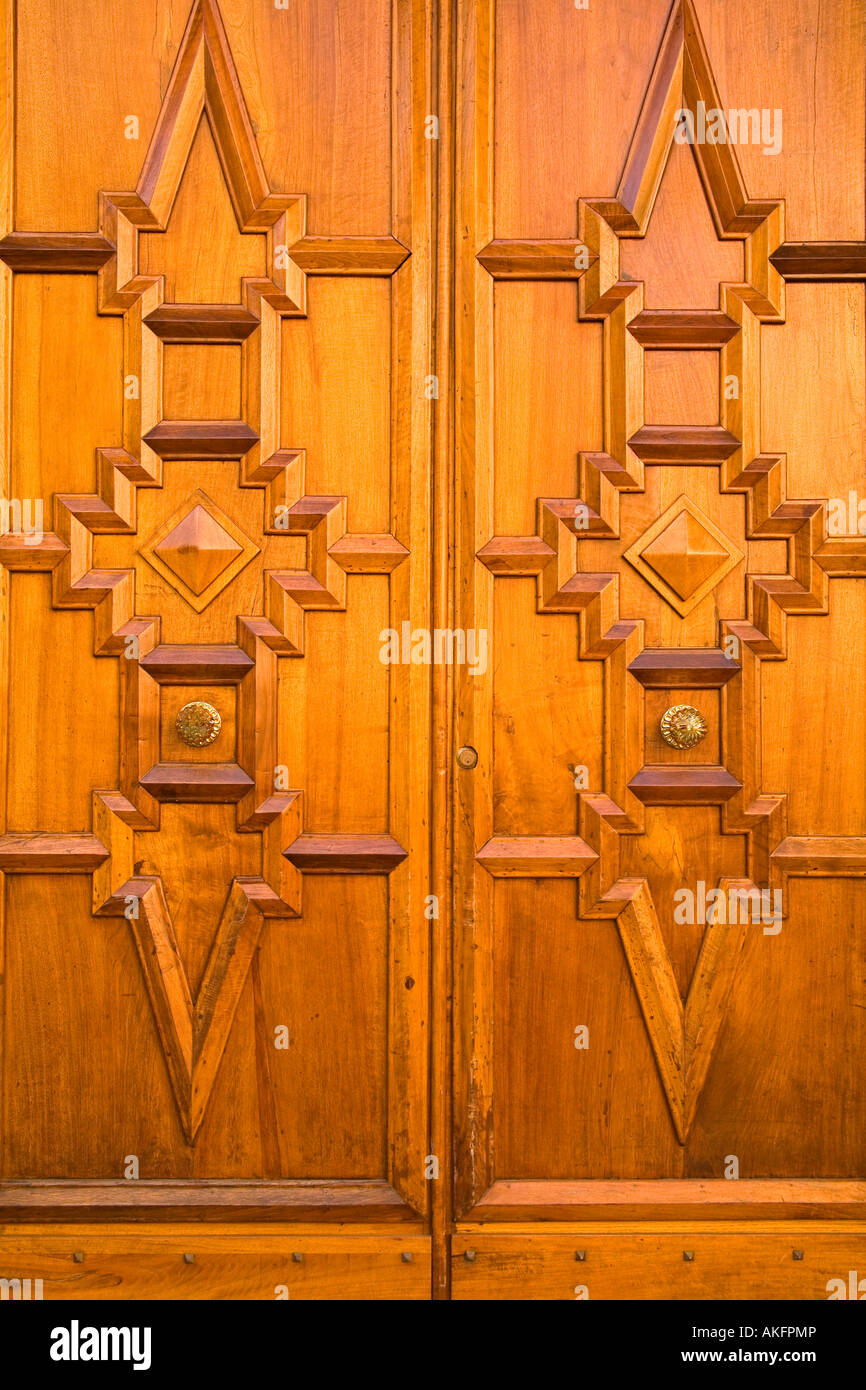 Puertas de madera, Ciudad de Messina, Sicilia, Italia Fotografía de stock -  Alamy