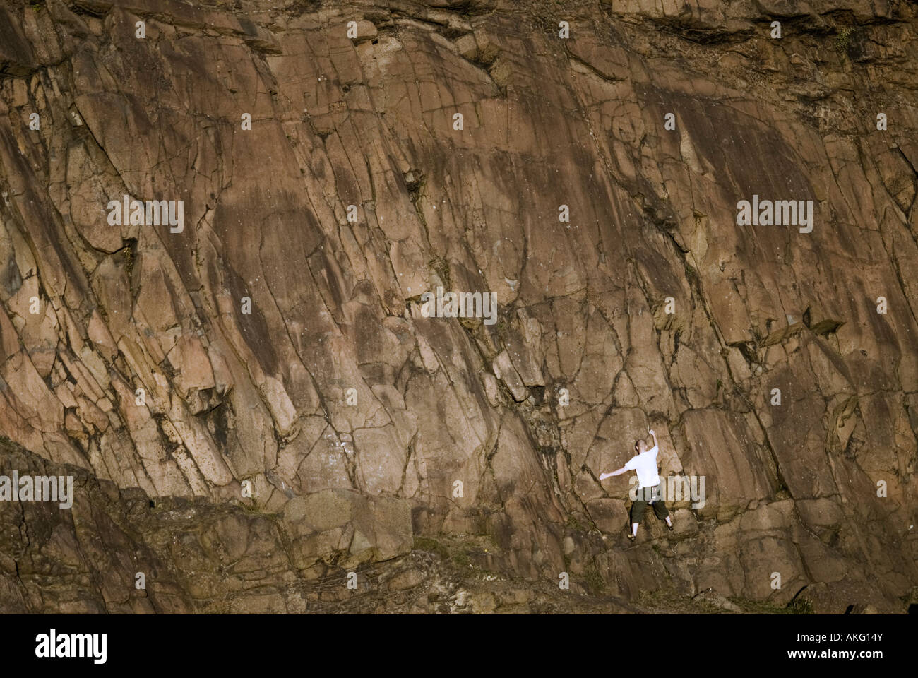 Un escalador en el peñasco Salisbury acantilados del parque Holyrood de Edimburgo en Escocia Foto de stock