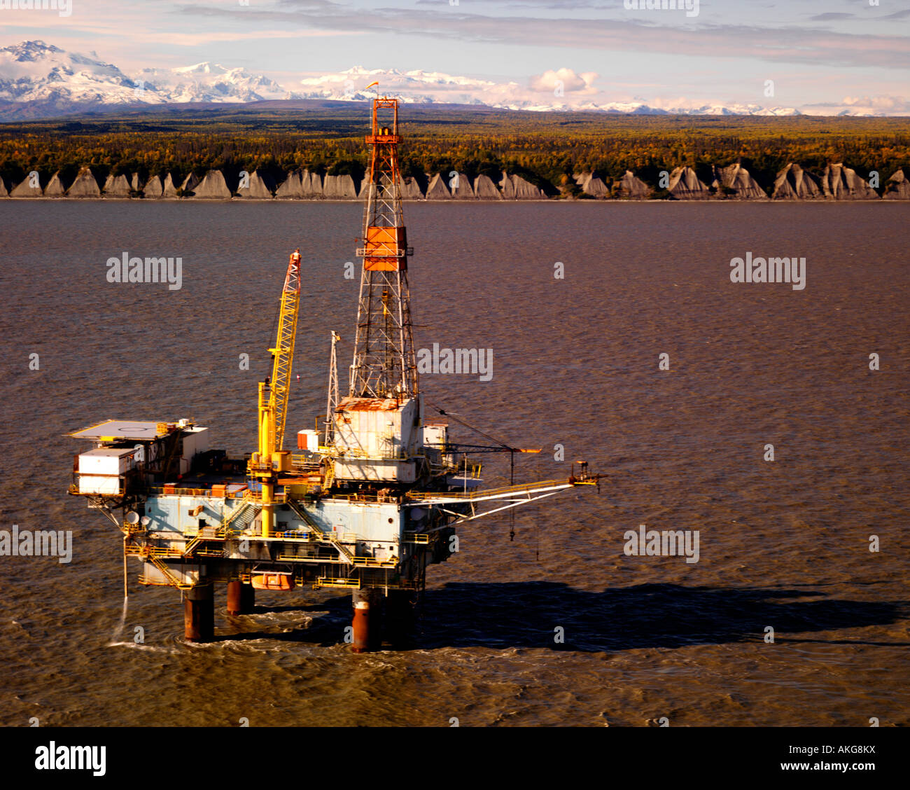 La producción de petróleo y gas costa afuera en el Cook Inlet Alaska la plataforma petrolífera Bruce es operado por Unocal Foto de stock