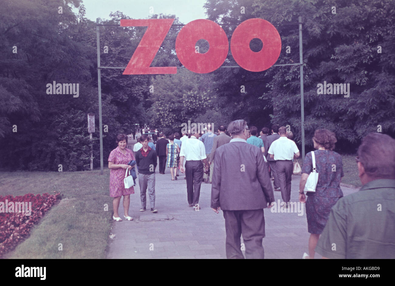 Los visitantes delante de un zoológico de Alemania oriental o en la antigua DDR 1970 Foto de stock