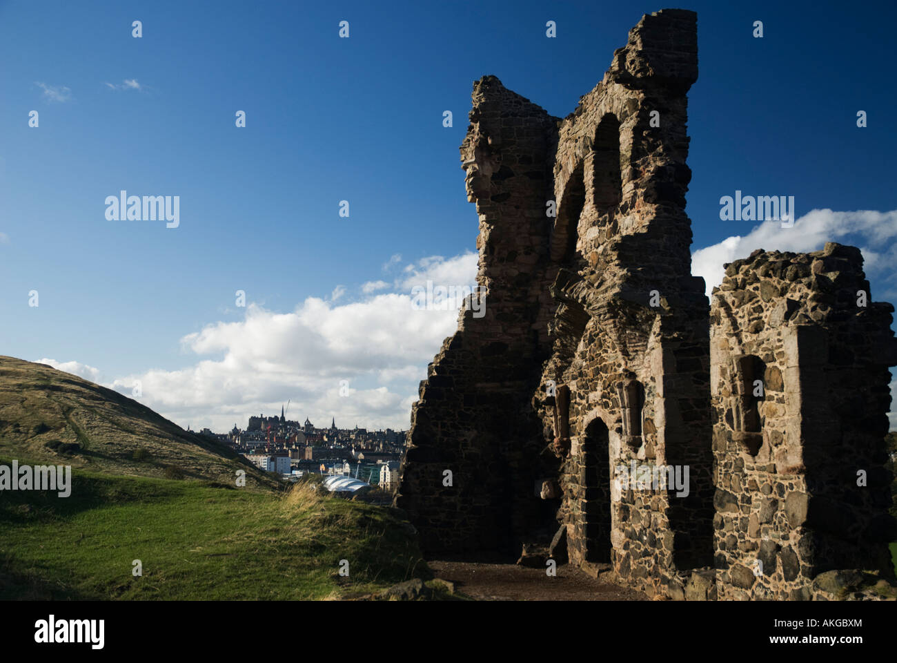 Las ruinas de la capilla de San Antonio en Edimburgo, el Holyrood Park Foto de stock