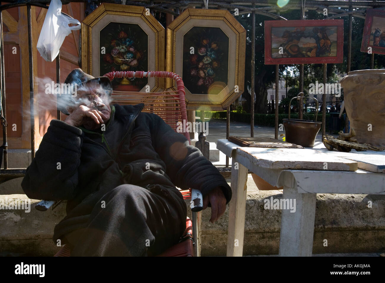 Sentado fumando hombre fotografías e imágenes de alta resolución Alamy